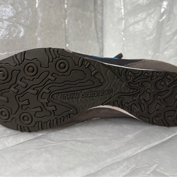 Woman’s New Balance 442 shoes in amazing shape, size 9.5. - Picture 6 of 7